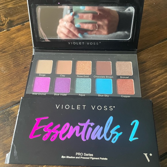 New in box Violet Voss Essentials 2 - Picture 3 of 4